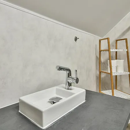 Flats With Parking * וארנה